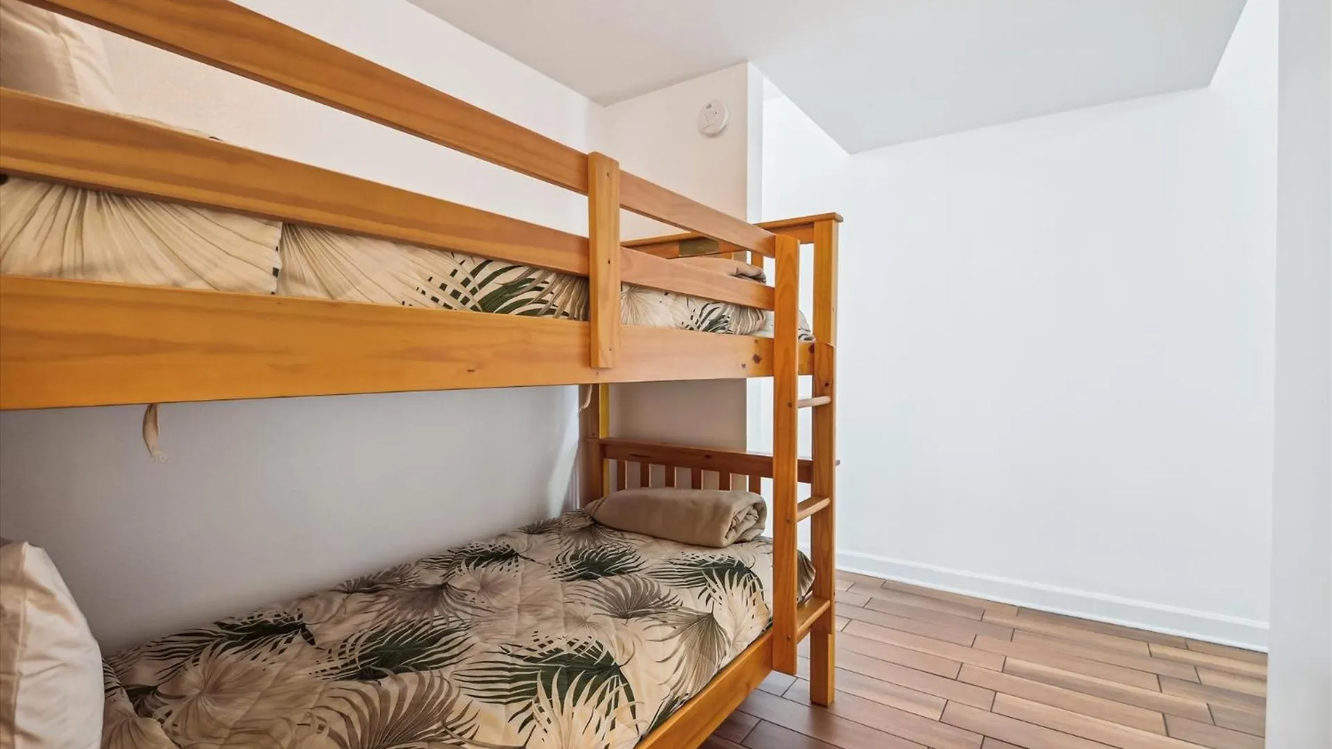 Shores Of Panama 726 - 1Bdbunks, Sleeps 6, Sunset View! Reserved Parking Space! Free Fun! Condo Panama City Beach Apartment